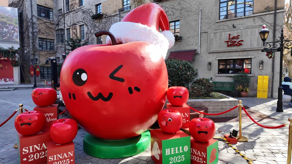 A giant red apple sculpture in a Santa