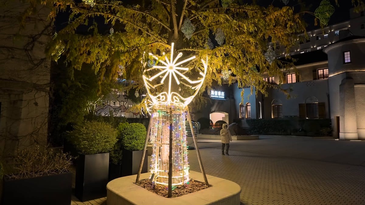 A light sculpture shaped like a burst of
