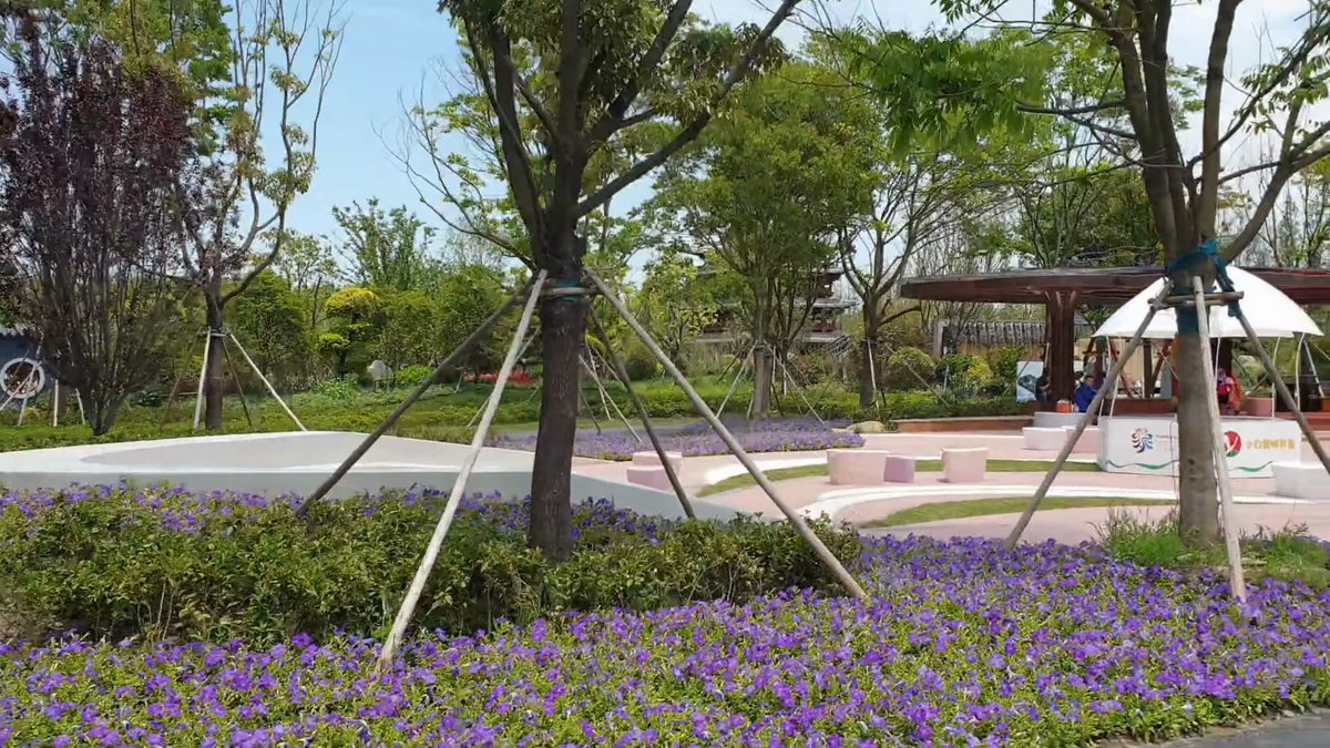 An open plaza in the expo grounds with