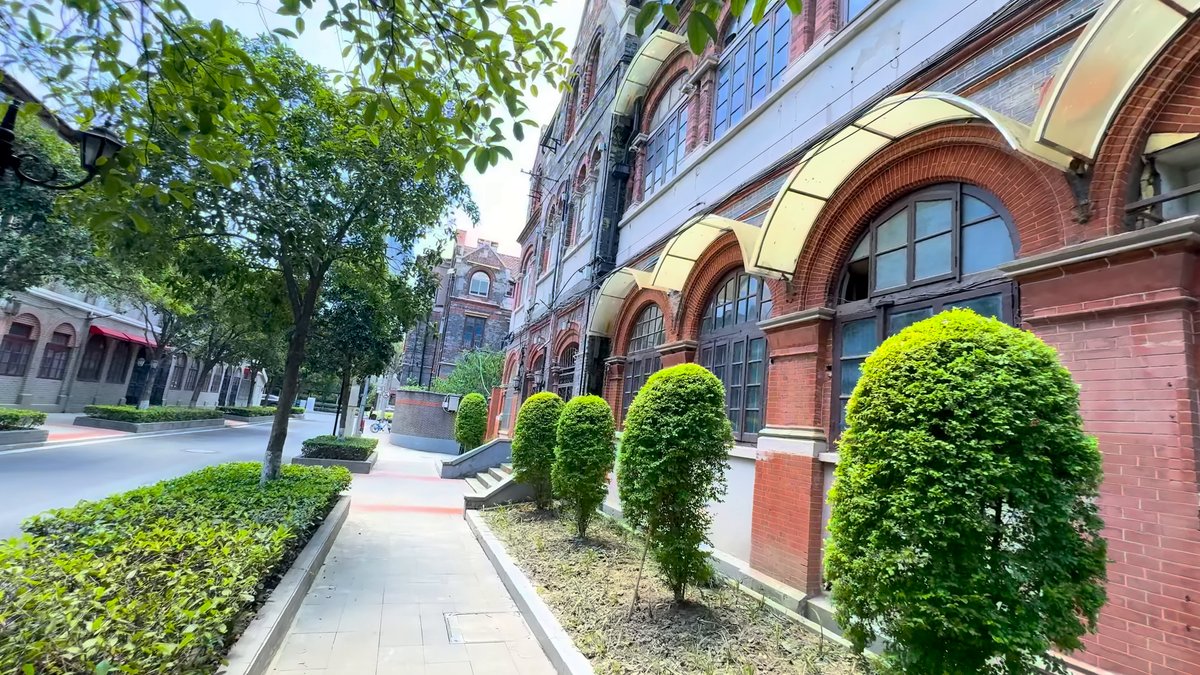 Arcade pavement with clipped shrubs