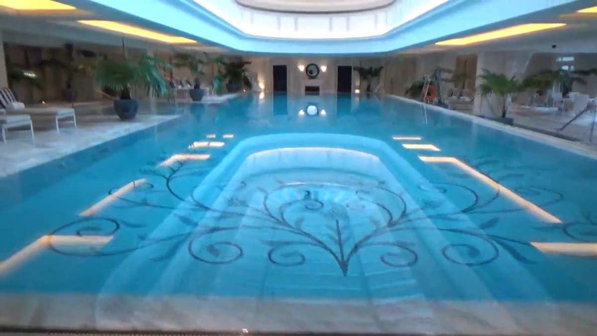 Art-deco indoor swimming pool