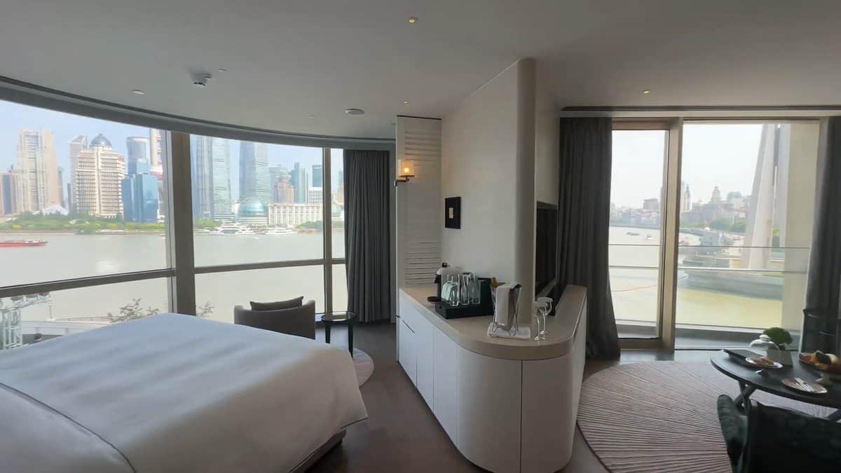 Bed facing the Huangpu River