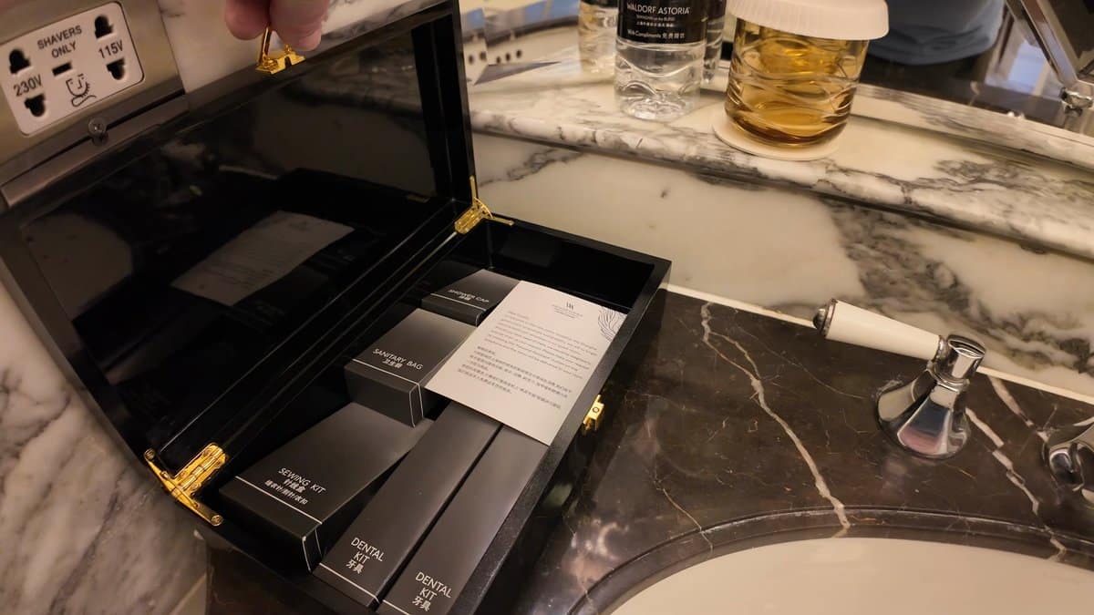 Black lacquer amenity box opened