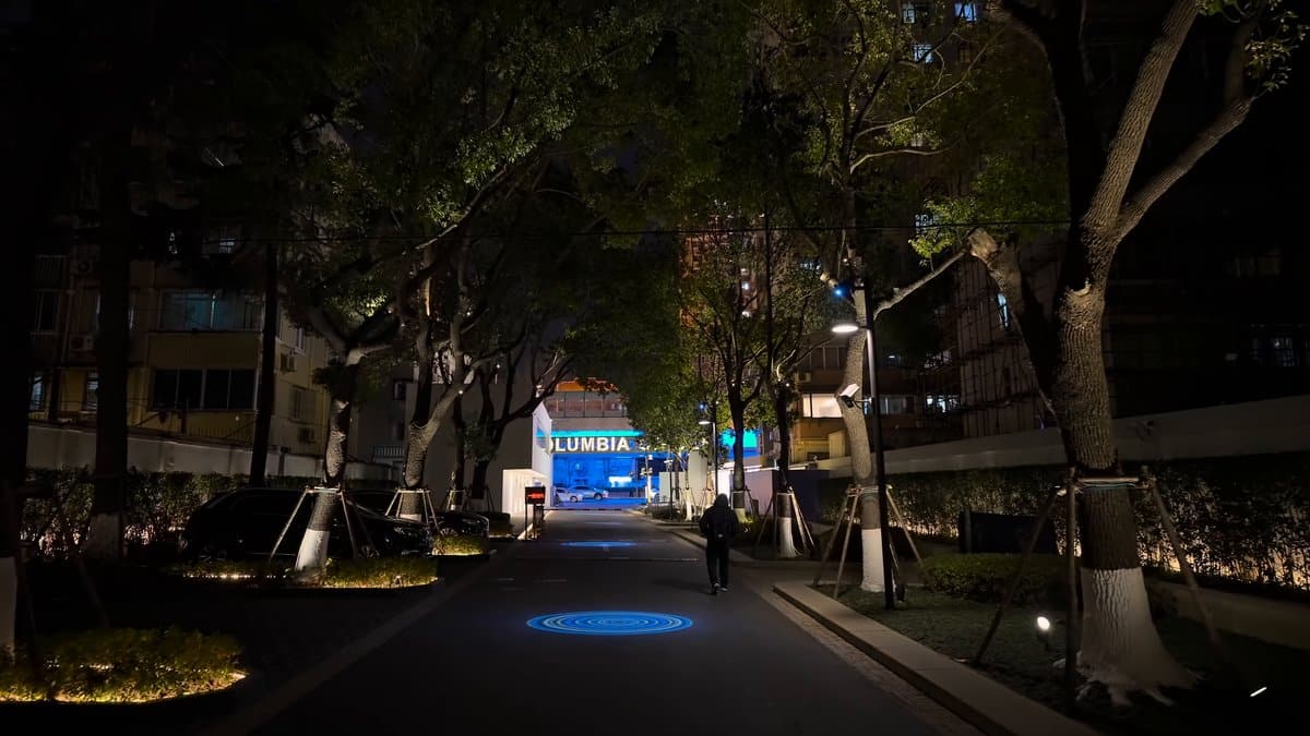 Blue light ring on the lane