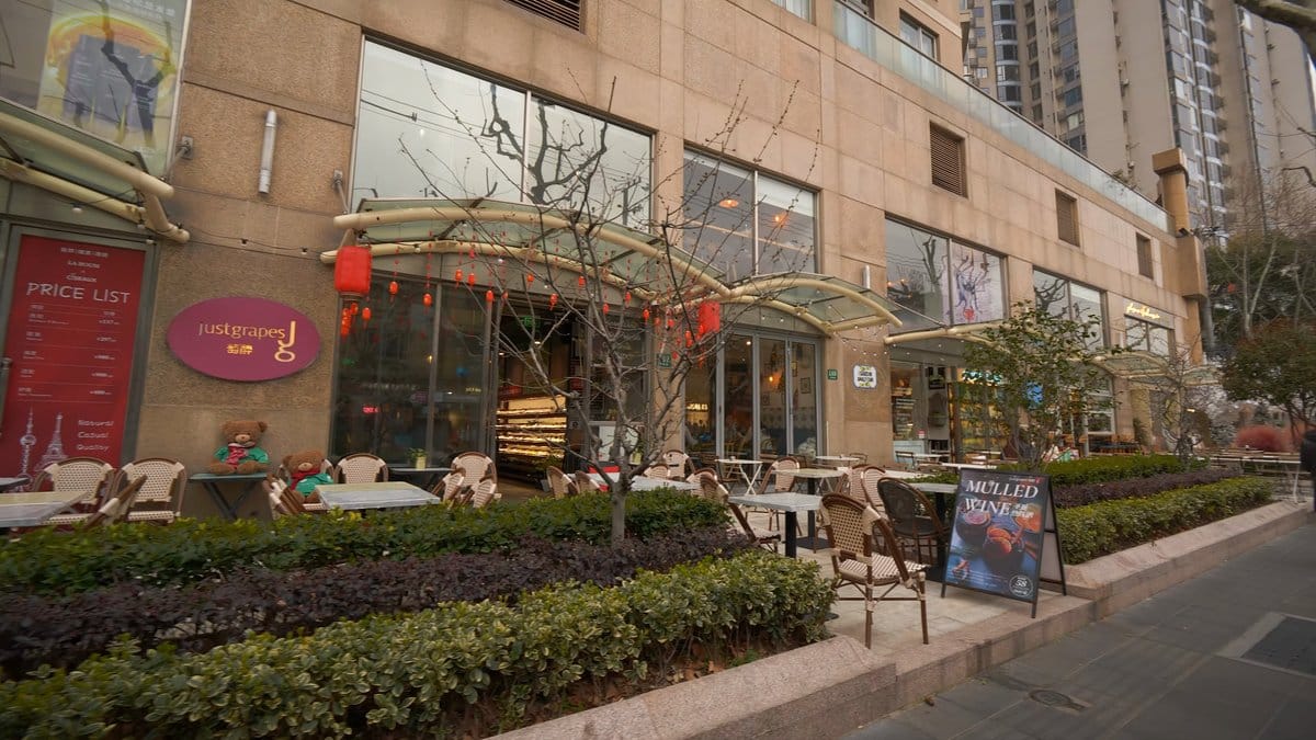 Café seating along glazed shopfronts