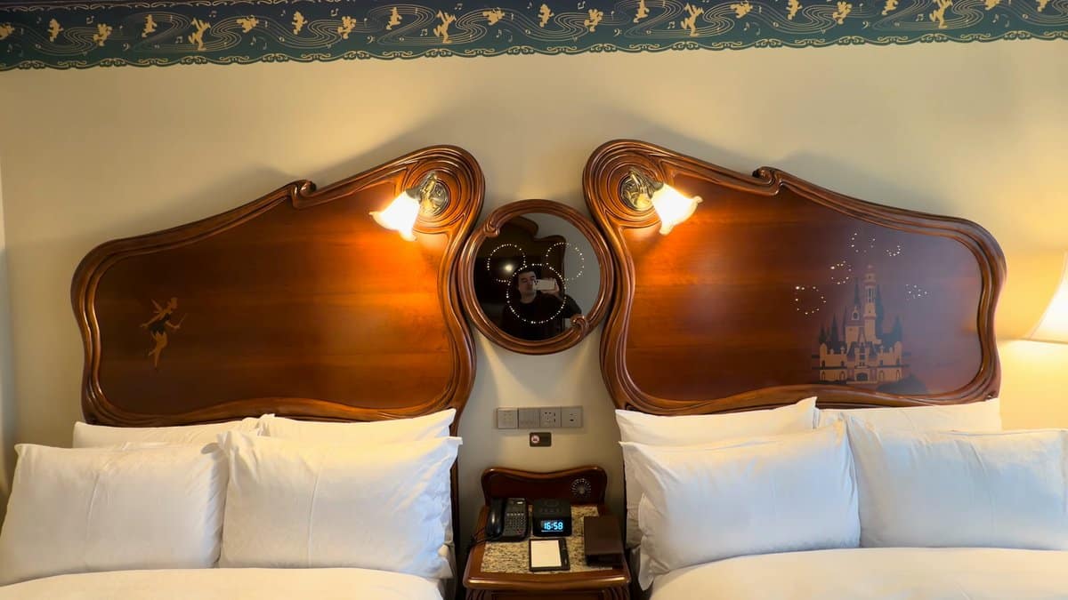 Carved crest between headboards