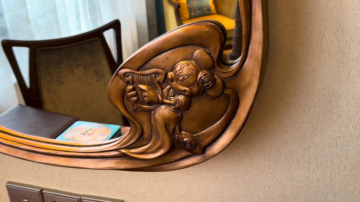 Cherubs on gilt mirror frame