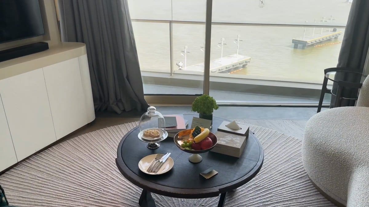 Cloche and fruit welcome amenities