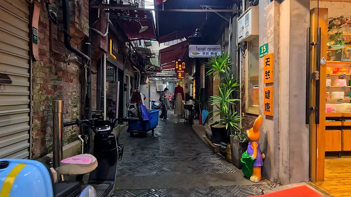 Clothing rails in the lane