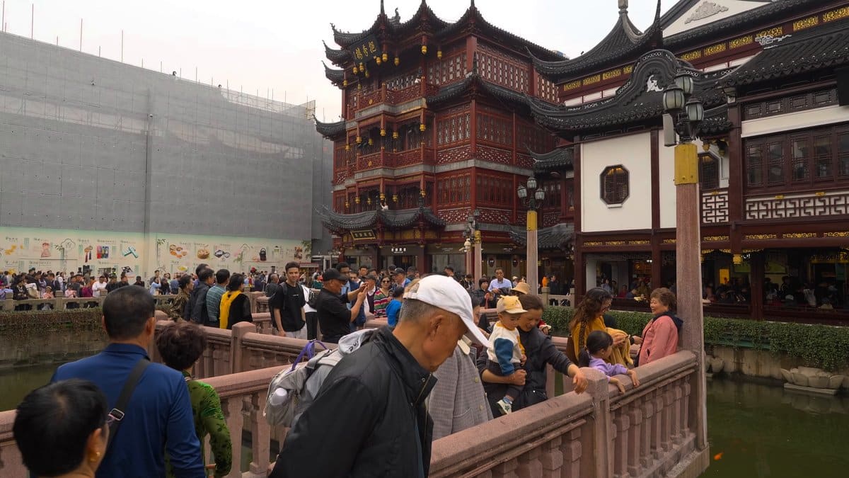Crowds along the bridge rail, the hall behind