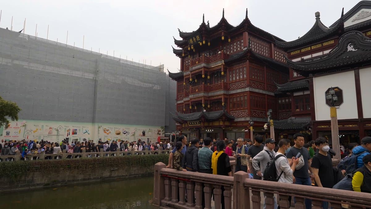 Crowds at the teahouse pavilion