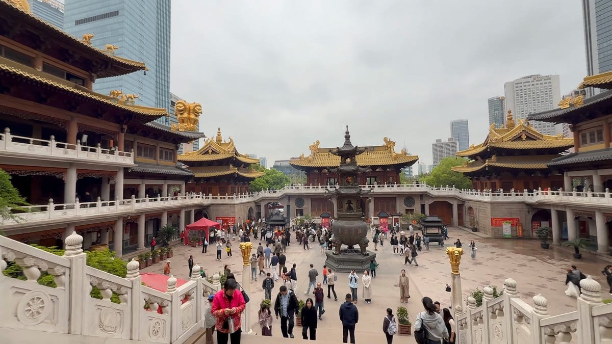 Crowds filling the courtyard