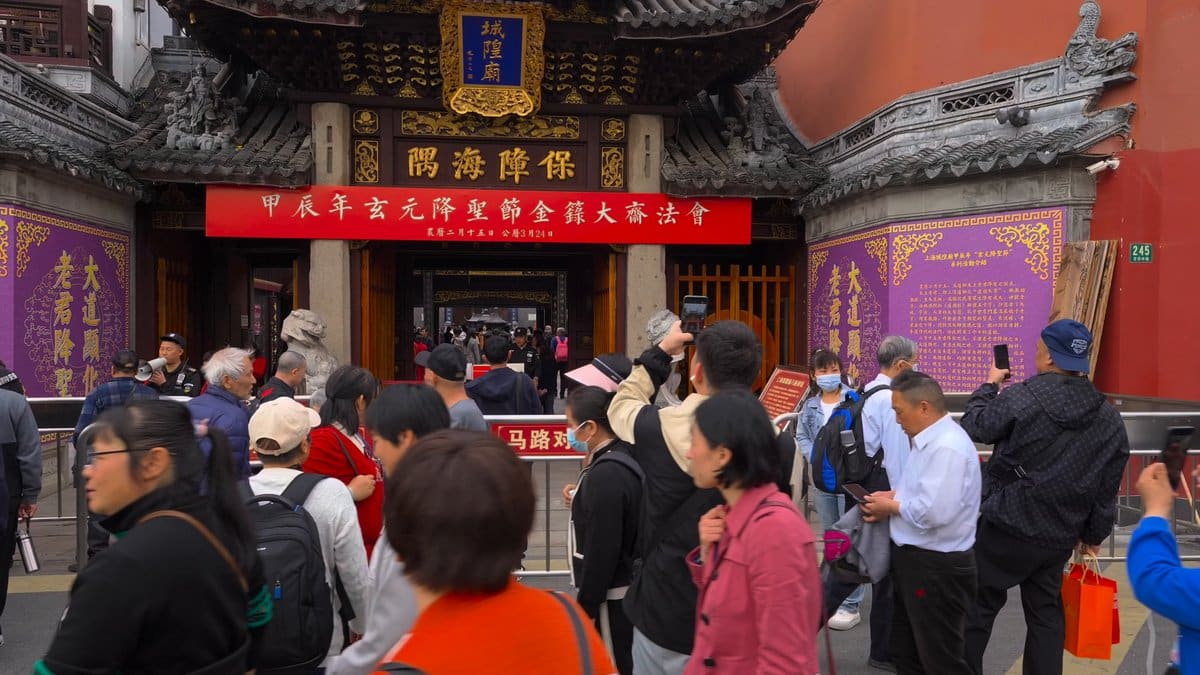 Crowds in the temple forecourt