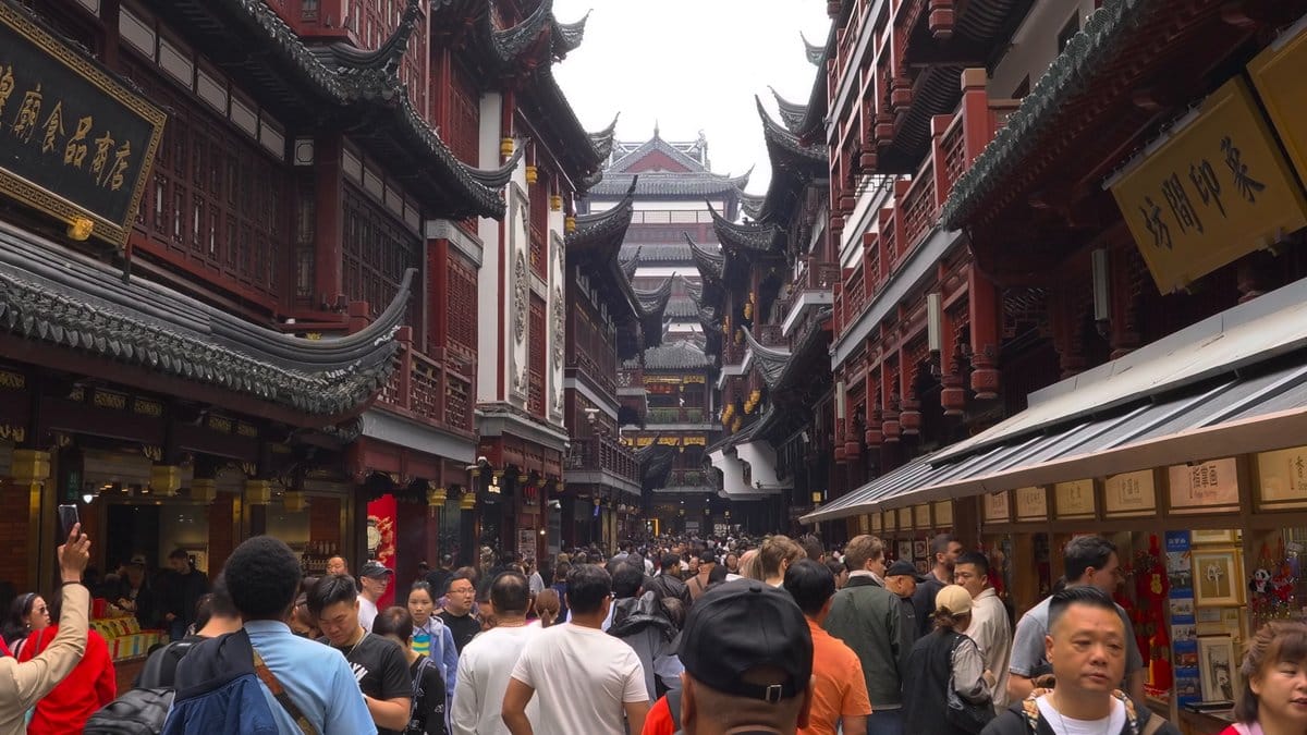 Crowds packing the bazaar lanes