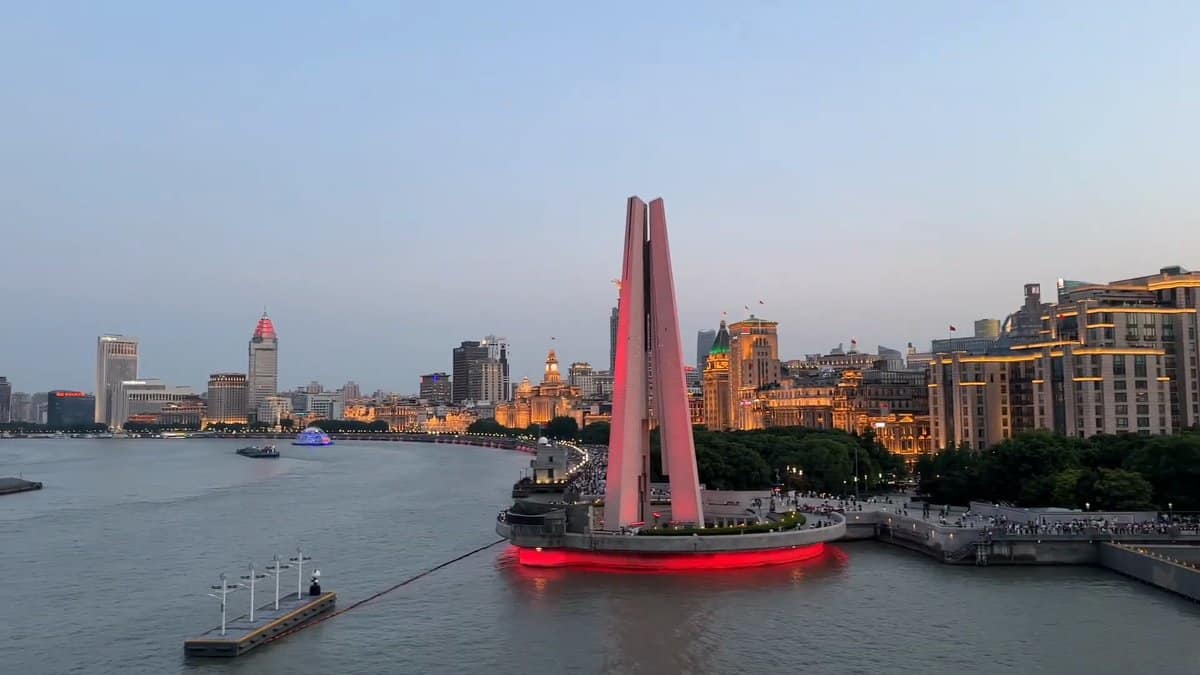 Dusk over the Bund facades