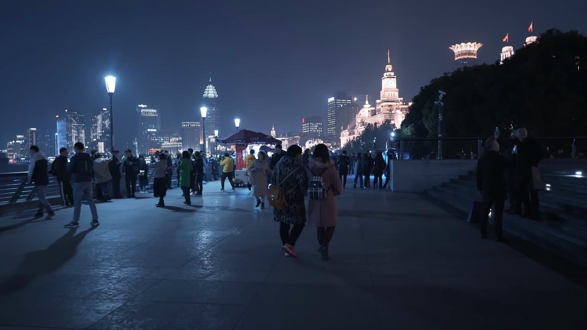 Evening crowds beside a vendor