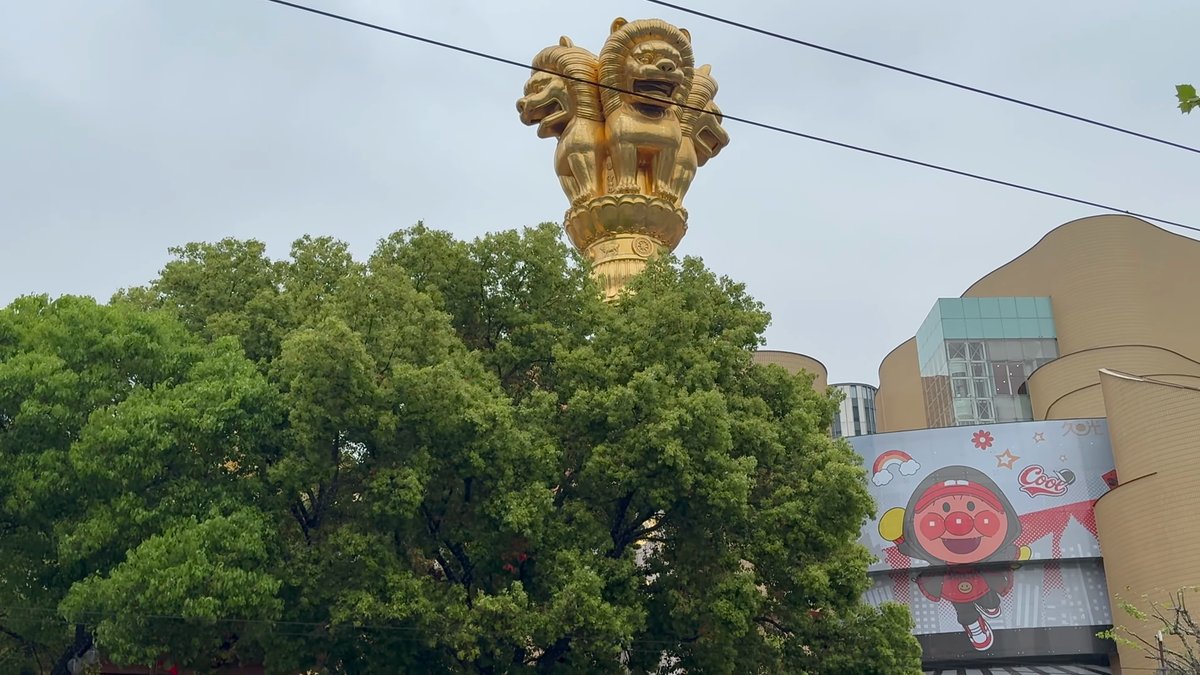 Gilded lion column finial