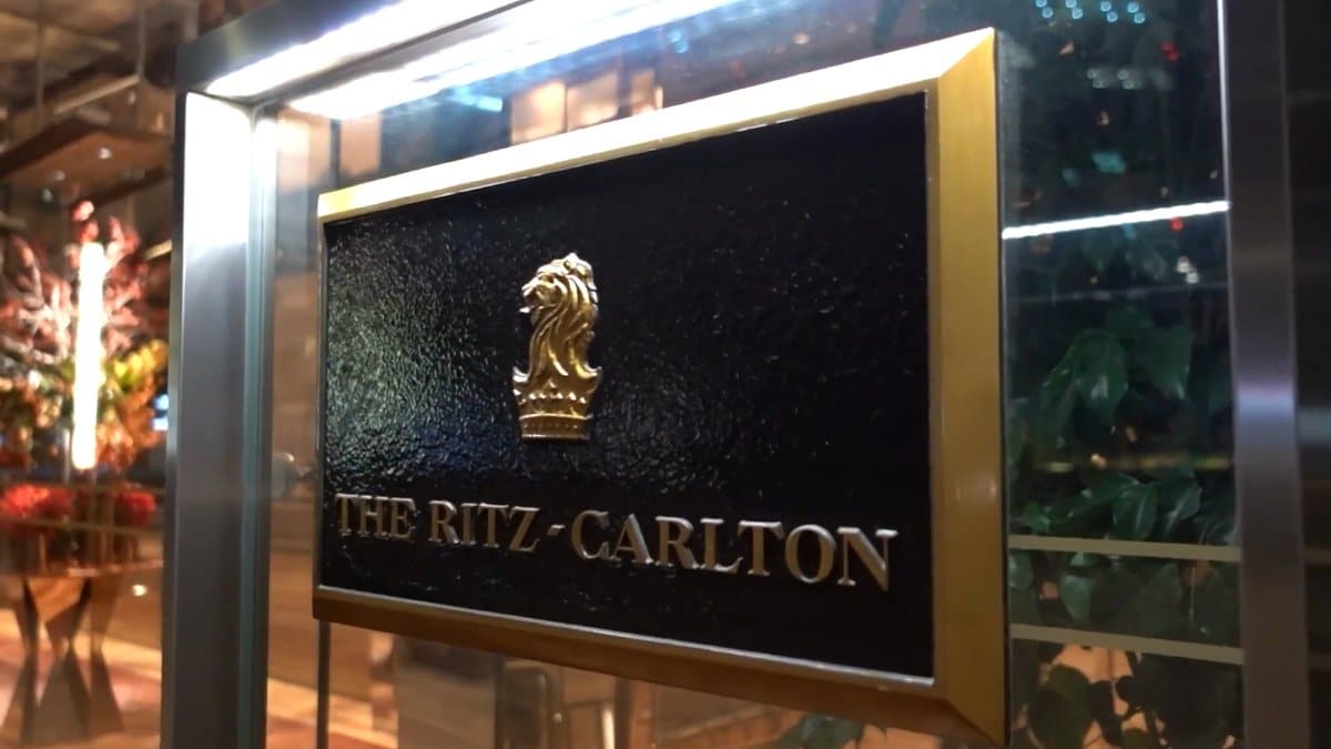 Gilded lion hotel crest plaque