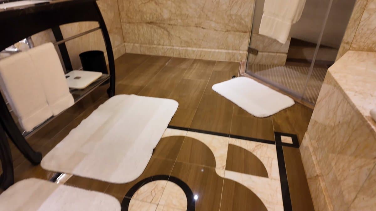 Glass shower with interior bench