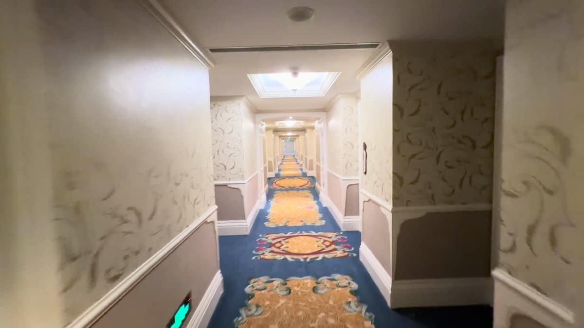 Guest corridor to the room