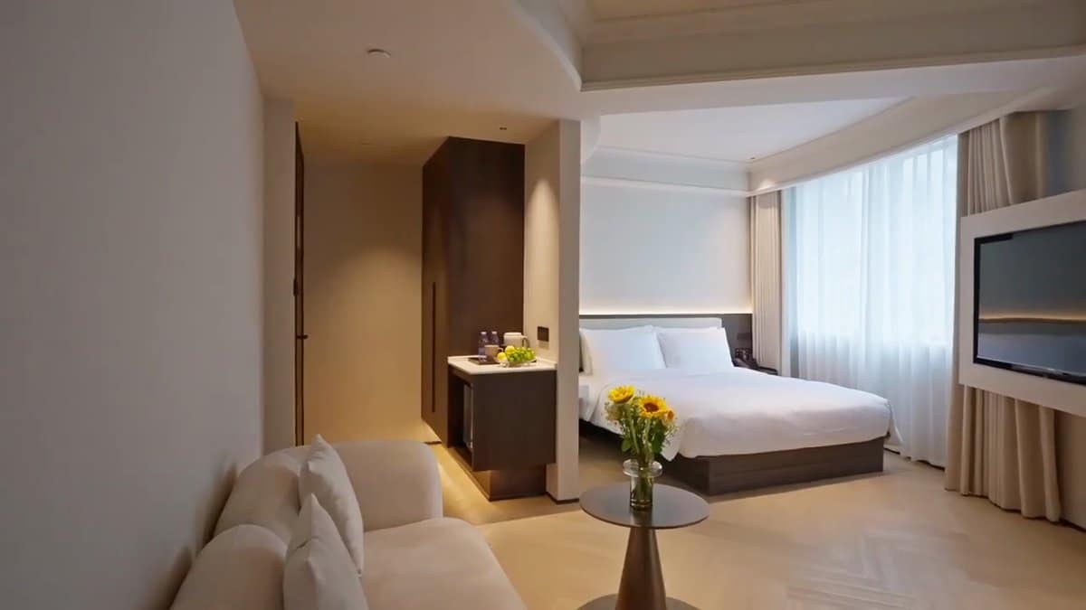Guest room seating and TV