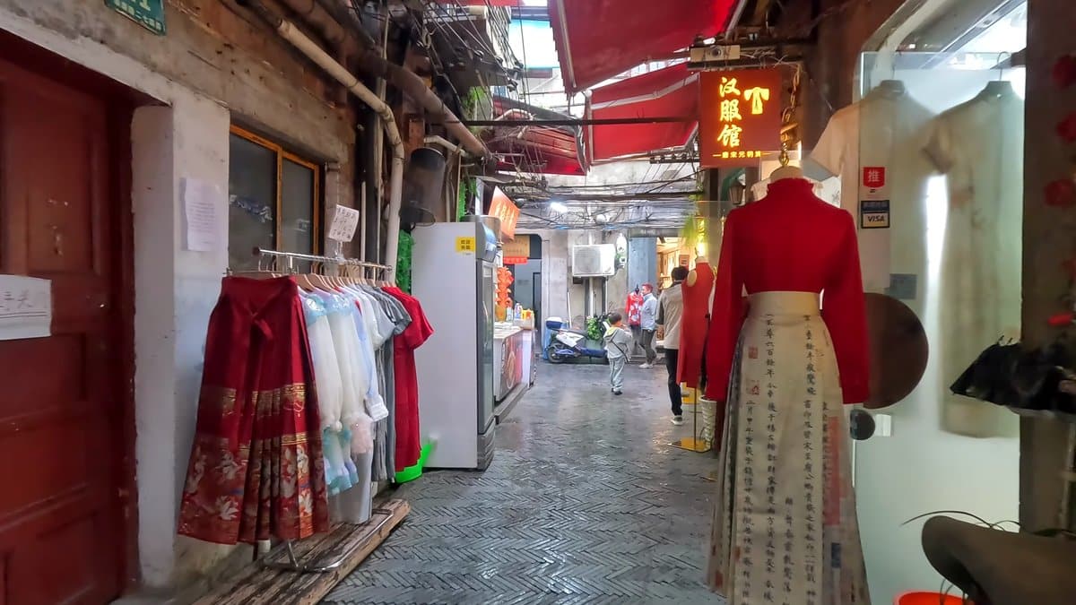 Hanfu mannequin in red costume