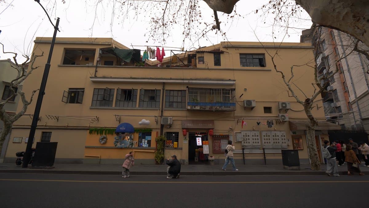 Lane houses with hanging laundry