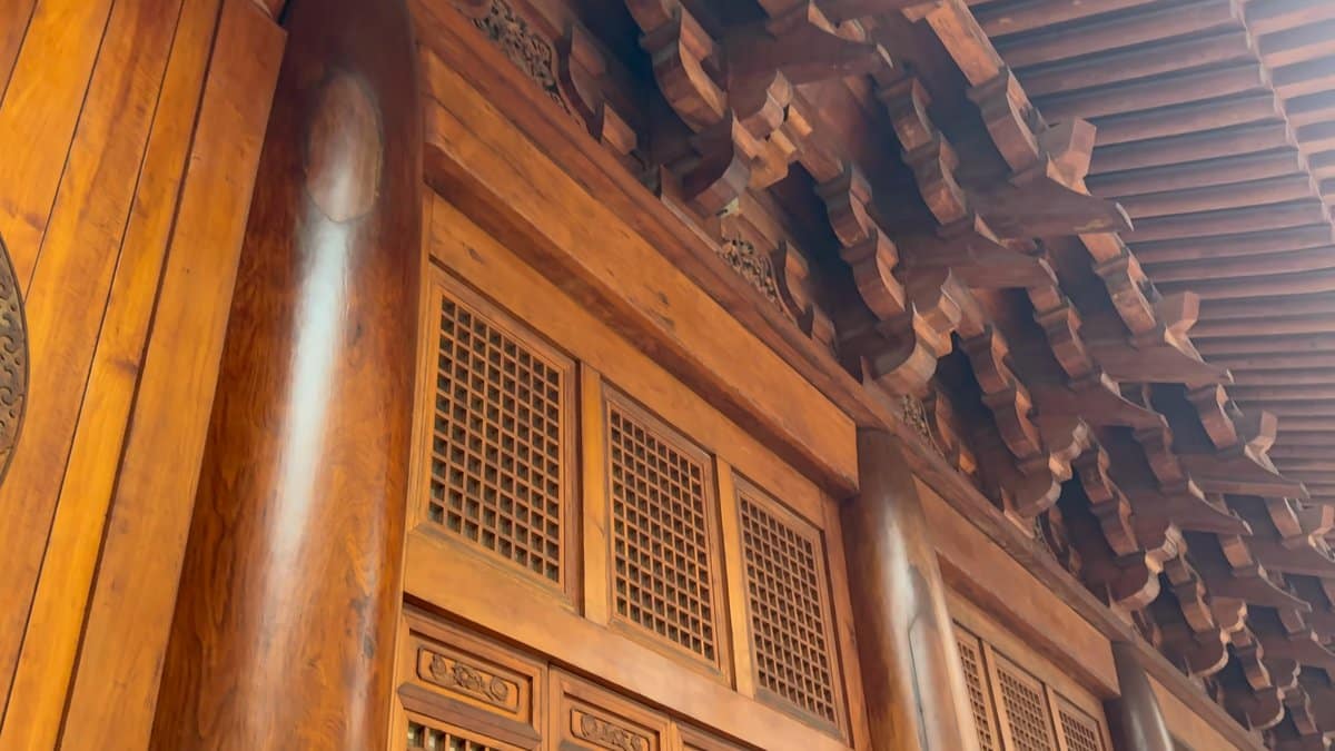 Lattice screens and timber columns
