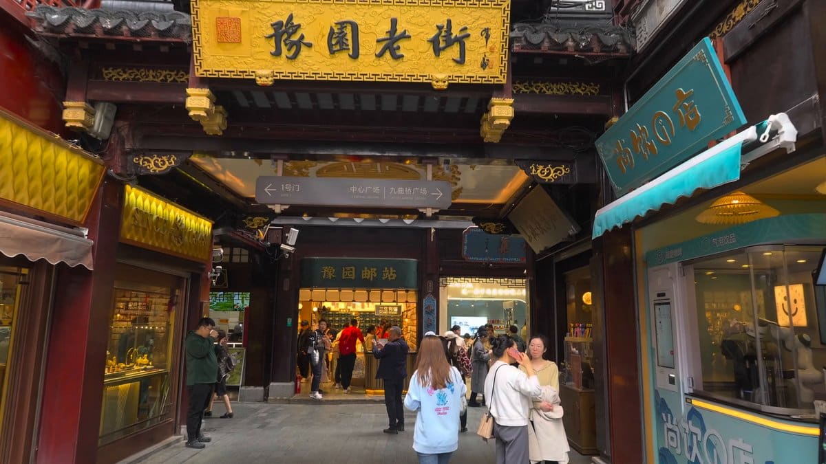 Lion-mask gateway into the bazaar