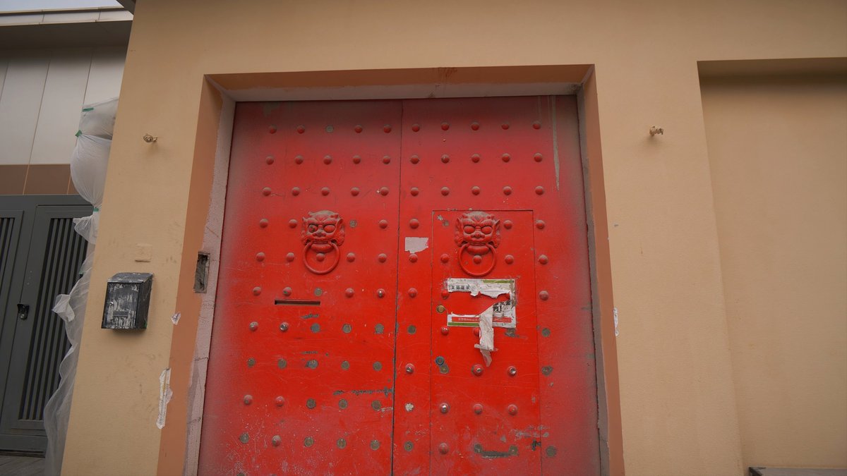 Lion-mask timber courtyard gate