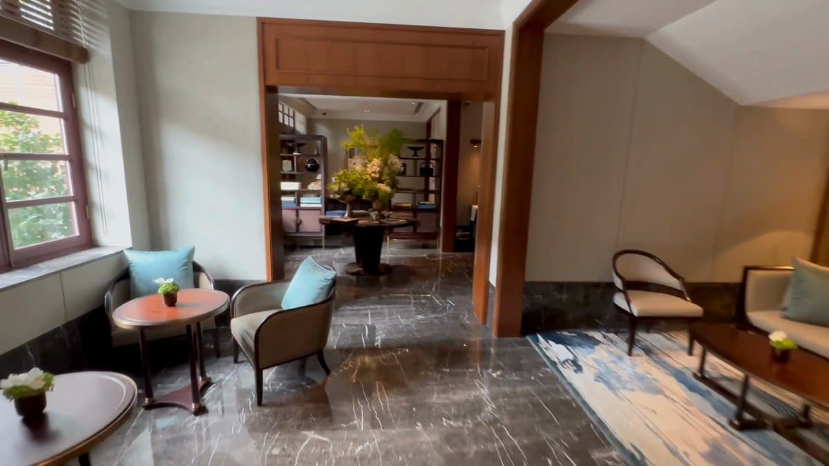 Lounge with flowers and bookshelves