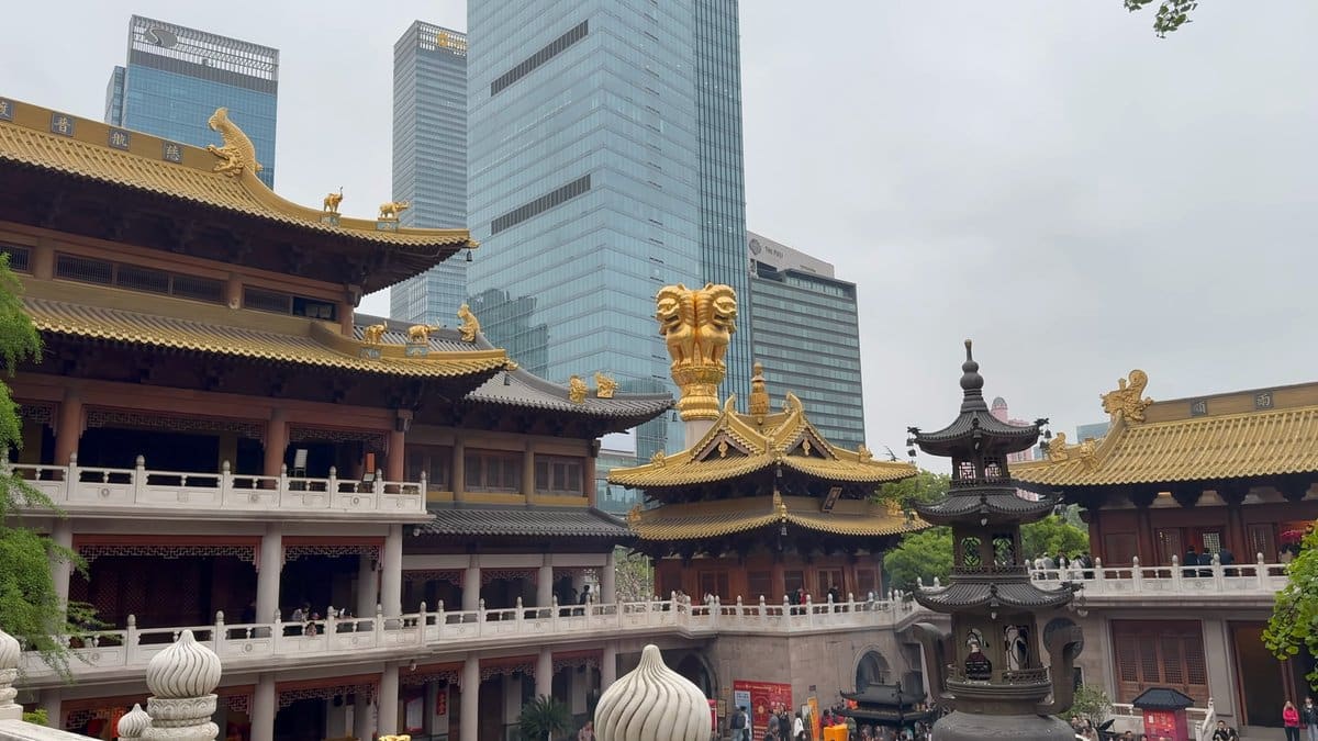 Main courtyard and incense pagoda