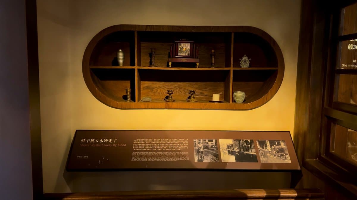 Personal objects in display niche