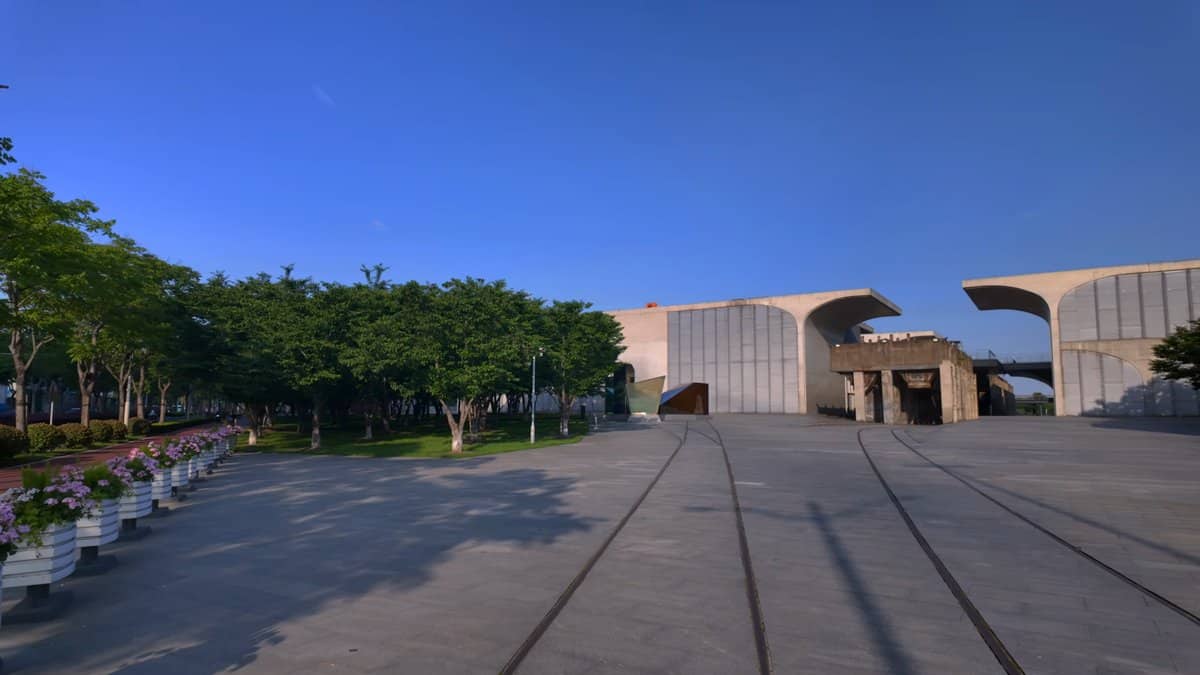 Plaza still holding the old rails