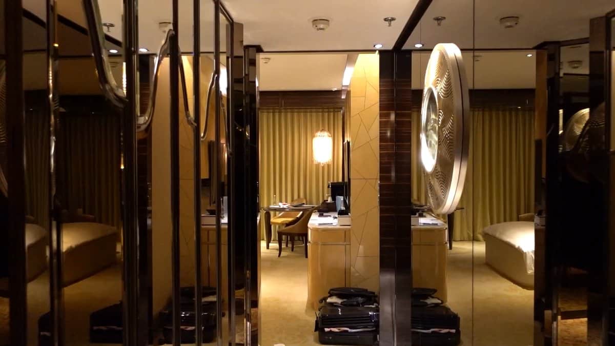 Room entry with mirrored wardrobe