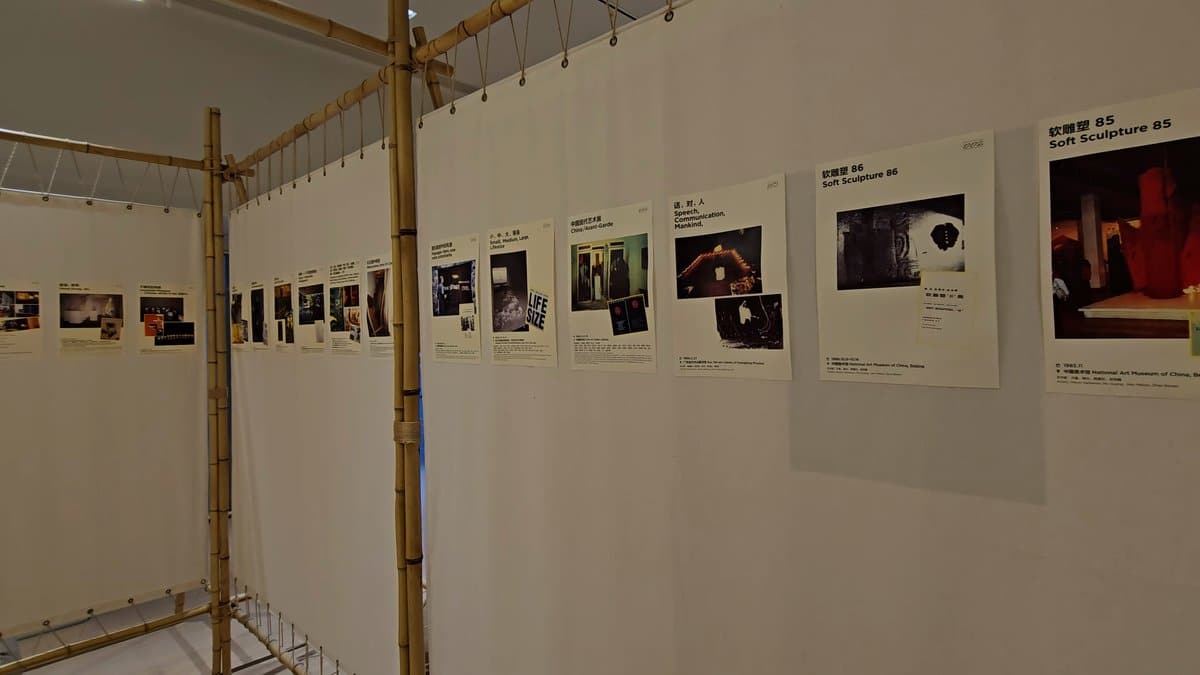 Scaffold-mounted photographic display panels