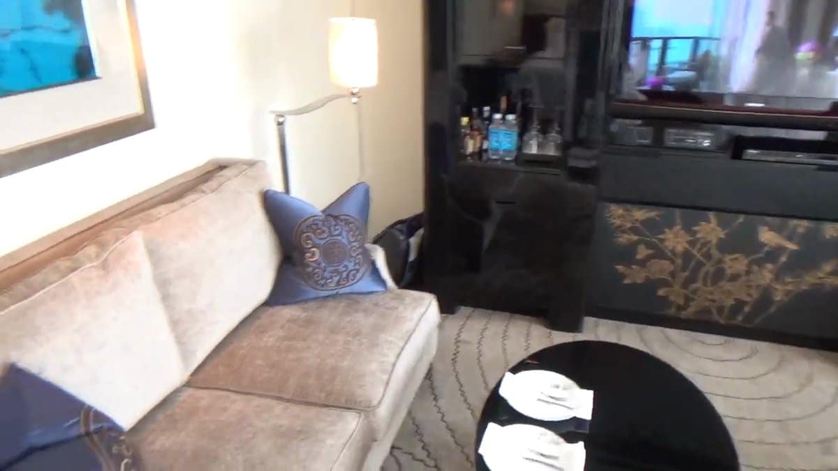 Sitting area with lacquer table