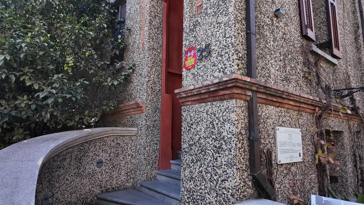 Stone porch on pebbledash villa