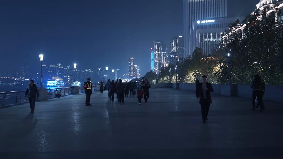 Strolling the Bund under lamps