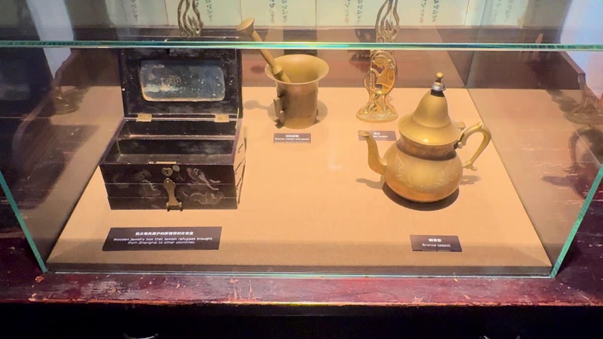 Teapot and everyday refugee objects