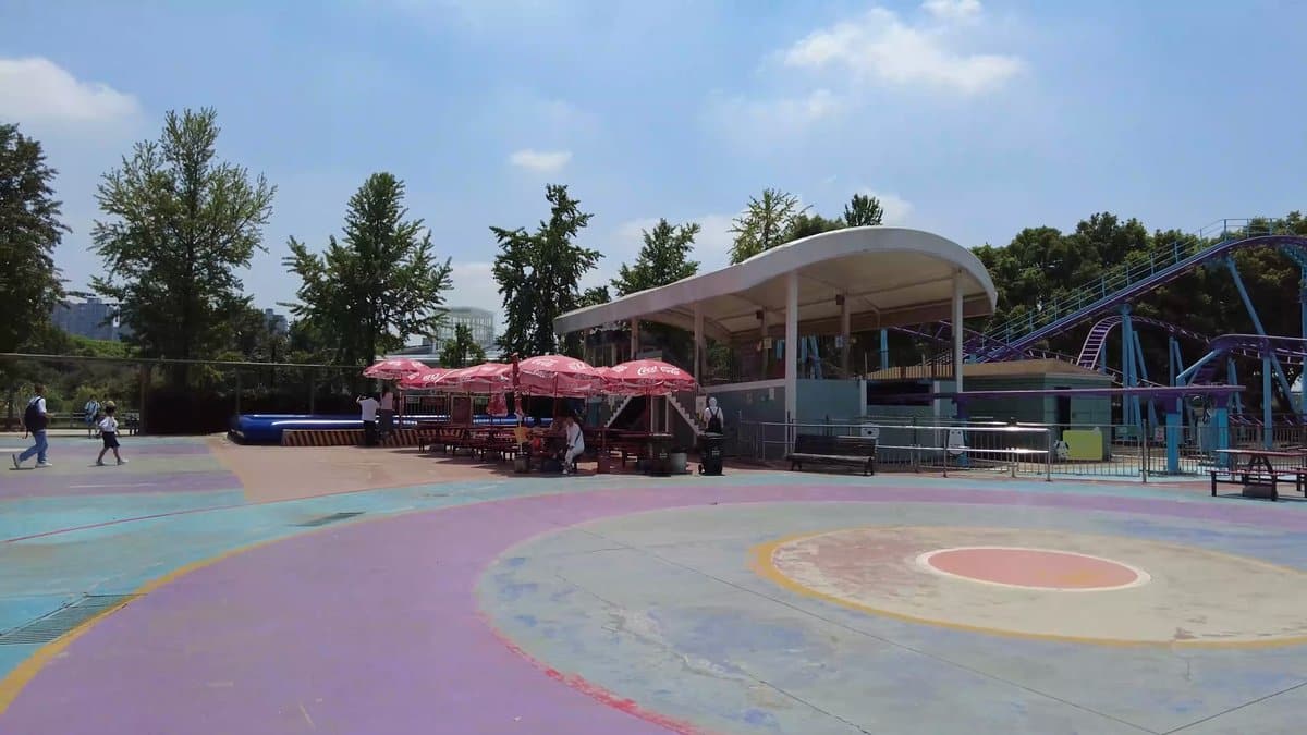 The amusement plaza with a canopied building, a