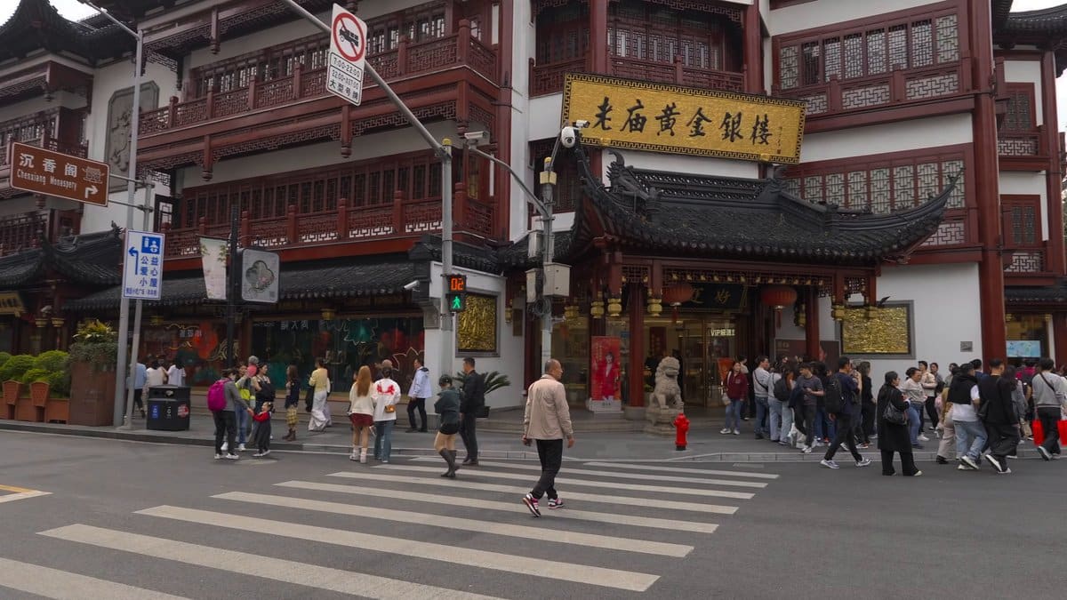 The crossing with a gilded 老廟黃金銀樓 board on