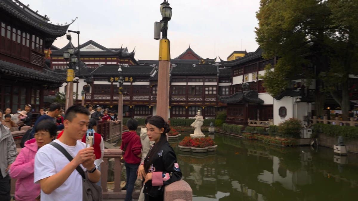 The pond with a lamp standard at the