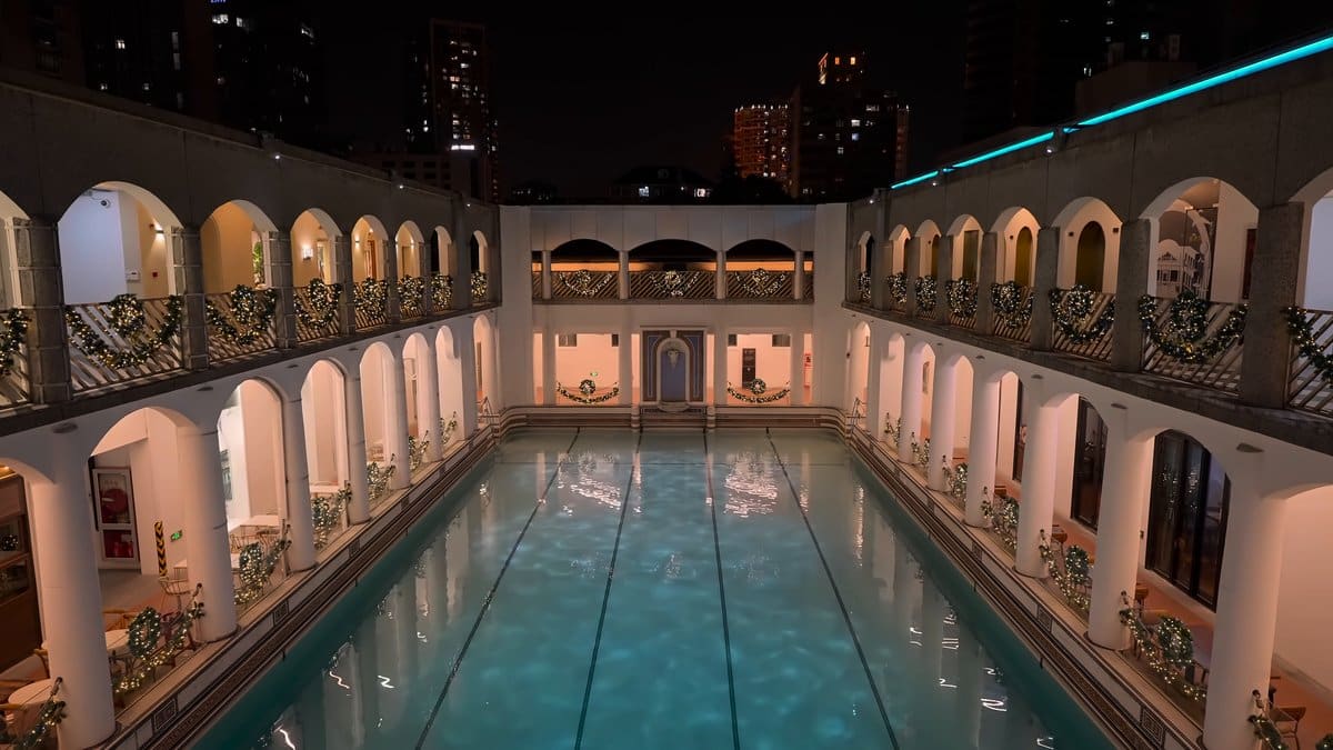 The pool from the other corner, the arches