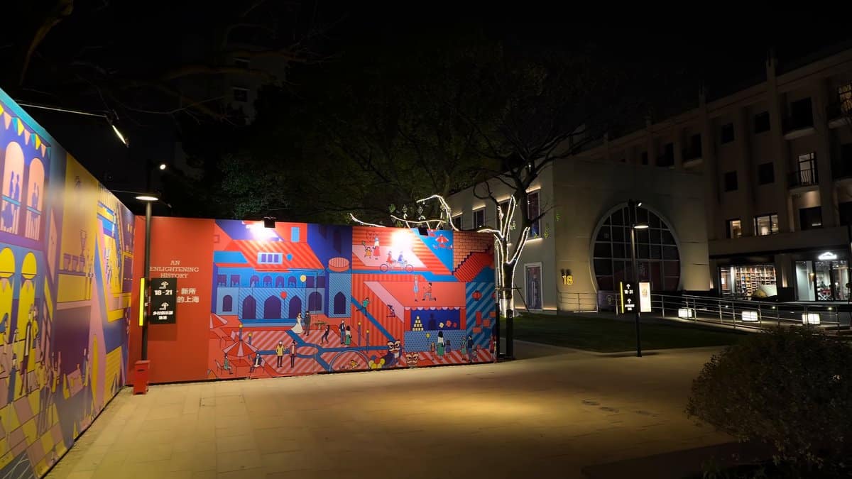 The same hoarding from the end, the arcaded