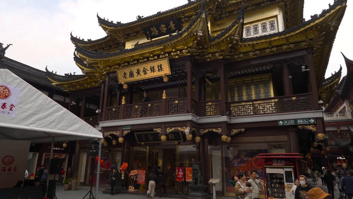 The same pavilion carrying 老廟黃金 signage, with stalls
