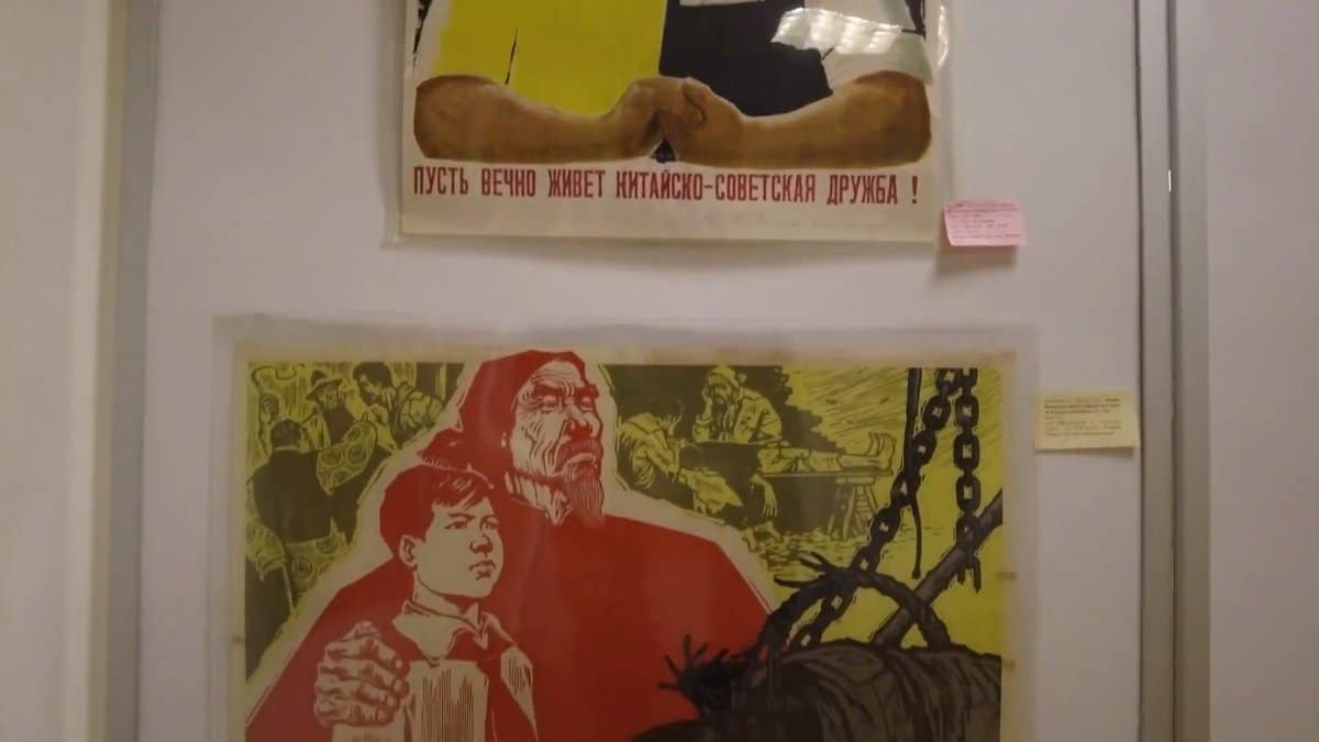 The same Russian-captioned friendship poster on the wall