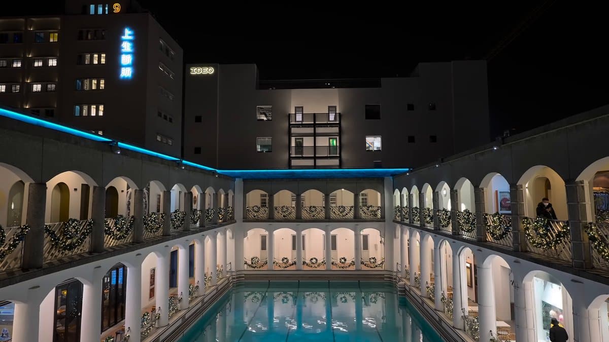 The same view panned across, the whole courtyard