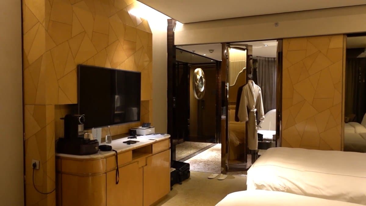 The same wall wider, the cabinet and mirrored