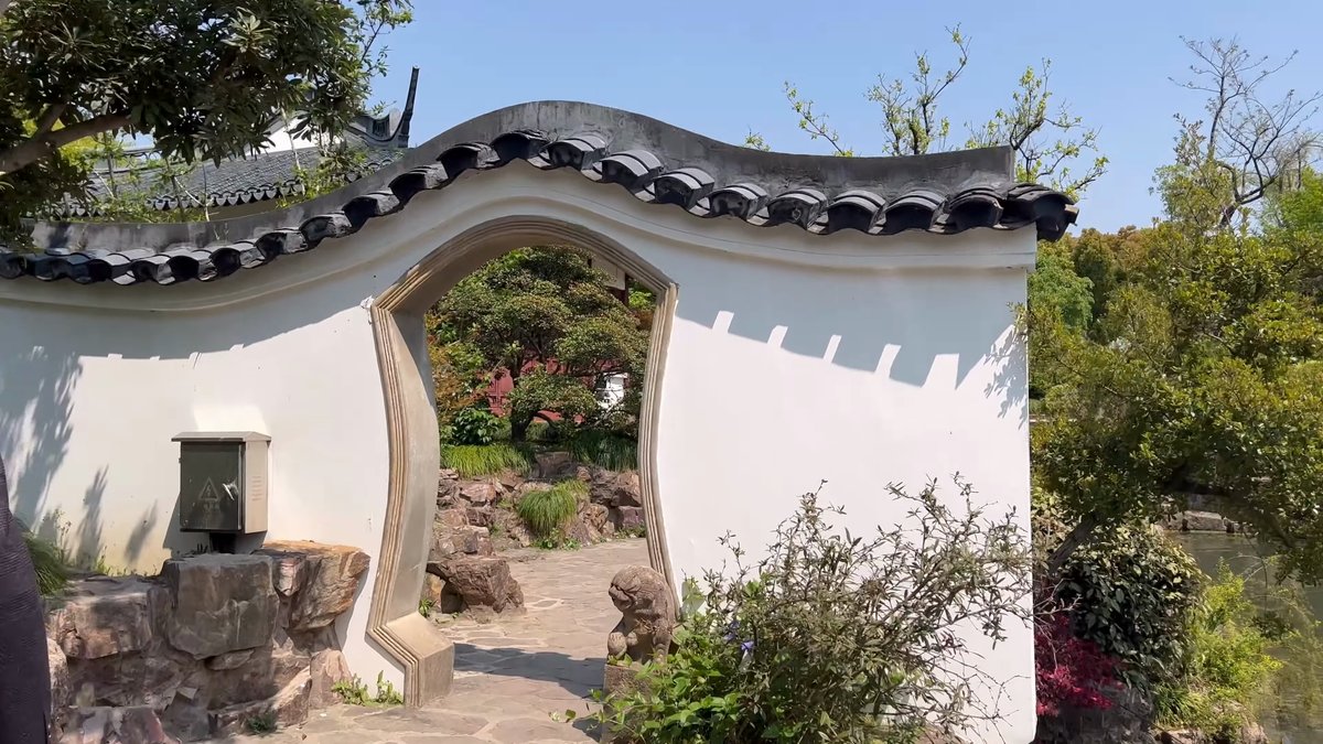 Vase-shaped opening in garden wall